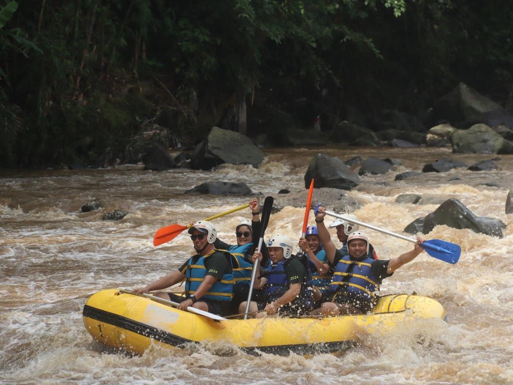 Serunya Petualangan Arung Jeram di Sungai Cimanuk bersama ArunaVenture rafting garut, arunaventure, arung jeram, pln outbound